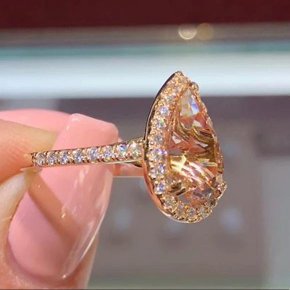 Lovely pear shaped gold color CZ ring - Picture 5 of 8